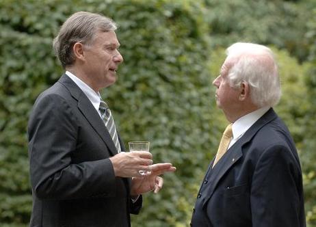 Bundespräsident Horst Köhler (l.) im Gespräch mit Kurt Biedenkopf im Garten des Gästehauses in der Pacelliallee.