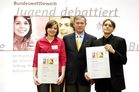 Bundespräsident Horst Köhler mit den Siegern, der 16-jährigen Maria Brier von der Gustav-Heinemann-Schule Borken (Hessen) und dem 18-jährigen Hans-Georg Mock von der Leibnizschule aus Hannover.