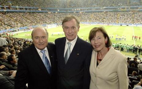 Bundespräsident Horst Köhler (M.) und seine Frau Eva Luise mit Joseph (Sepp) Blatter, FIFA-Präsident, im Frankfurter Waldstadion beim Endspiel zwischen den Fußball-Nationalmannschaften von Argentinien und Brasilien.