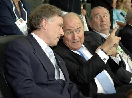 Bundespräsident Horst Köhler (l.) im Gespräch mit Joseph (Sepp) Blatter, FIFA-Präsident, während des Endspiels zwischen den Fußball-Nationalmannschaften von Argentinien und Brasilien im Frankfurter Waldstadion.