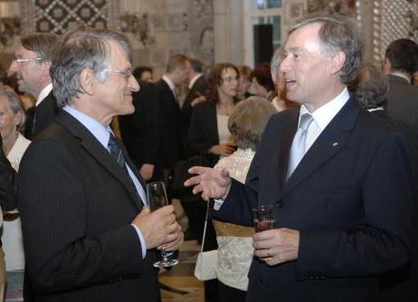 Bundespräsident Horst Köhler (r.) im Gespräch mit Klaus von Klitzing, Nobelpreisträger für Physik (1985). 30 Nobelpreisträger aus Europa, USA und Asien, befinden sich aus Anlass des Einstein-Jahres auf Deutschlandbesuch.