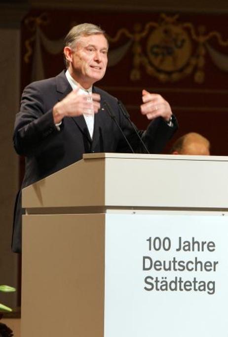 Bundespräsident Horst Köhler bei seiner Rede im Konzerthaus Berlin: 'Die Föderalismusreform liegt auf Eis. Ich hoffe, da bleibt frisch, was bisher an Vernünftigem erreicht wurde.' Weiterhin sprach Köhler sich für die Durchsetzung des Grundsatzes 'Wer best