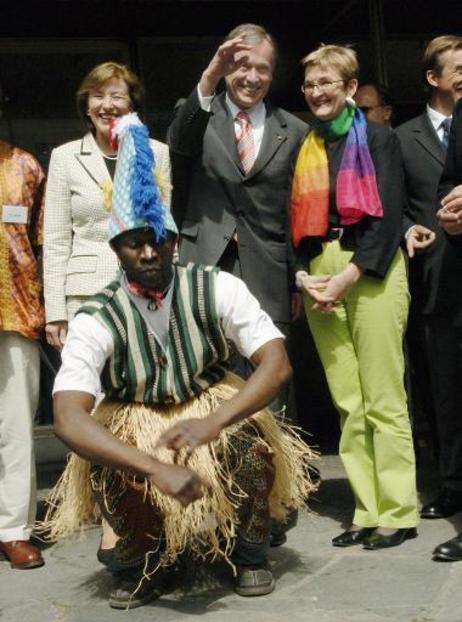 Bundespräsident Horst Köhler und seine Frau Eva Luise werden mit einer traditionellen Darbietung aus Sierra Leone begrüßt. Junge und alte Metallhandwerker sammeln gespendete Werkzeuge und Maschienen und reparieren diese. Damit wird ein Container mit kompl