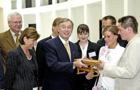 Bundespräsident Horst Köhler spendet dem Kolping-Berufsbildungswerk Essen seine private Holzwerkbank (Hobelbank) zur Versteigerung für das Projekt des Internationalen Kolpingwerkes „Werkzeuge für Bauhandwerker“ in Kibwona/Uganda (l., Eva Luise Köhler).