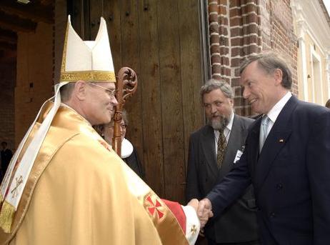 Bundespräsident Horst Köhler wird zur Einweihung der Johanniskirche vom Erzbischof von Estland, Andres Põder, begrüßt.