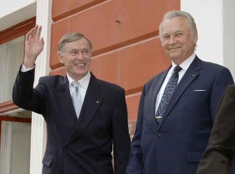 Bundespräsident Horst Köhler (winkend) wird von Arnold Rüütel, Staatspräsident Estlands, empfangen.