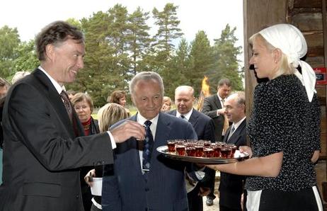 Bundespräsident Horst Köhler (vorn) und Arnold Rüütel, Staatspräsident Estlands, werden im Restaurant Altja Korts mit einem Willkommenstrunk zum Abendessen begrüßt.