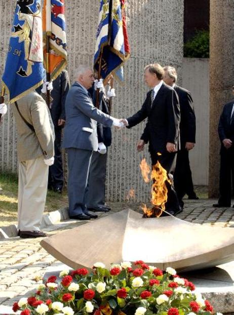 Bundespräsident Horst Köhler begrüßt Veteranen des Wiederstandes am Luxemburger Nationaldenkmal 'Luxemburgische Solidarität'. Es erinnert an die Toten des Zweiten Weltkrieges und an den Widerstand gegen die nationalsozialistische Besatzung.