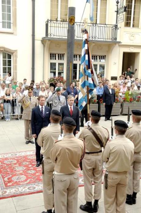 Bundespräsident Horst Köhler (r.) wird vom Luxemburger Großherzog Henri mit militärischen Ehren begrüßt. Gemeinsam eröffnen sie am Abend die neue Philharmonie Luxemburg.