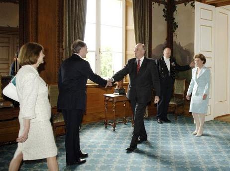 Bundespräsident Horst Köhler (2.v.l.) wird von König Harald V von Norwegen im Königlichen Schloss begrüßt (l., Eva Luise Köhler, r., Königin Sonja von Norwegen). Anlass von Köhlers zweitägigem Besuch ist das 100-jährige Bestehen des Königreichs Norwegen, 