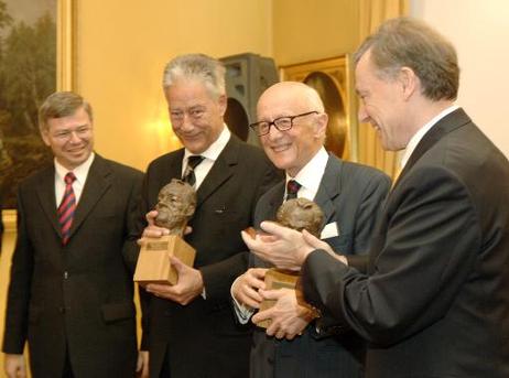 Bundespräsident Horst Köhler (r.) und Kjell Magne Bondewik (l.), Ministerpräsident von Norwegen, bei der Auszeichnung des früheren schleswig-holsteinischen Ministerpräsidenten und SPD-Vorsitzenden, Björn Engholm (2.v.l.), sowie dem früheren norwegischen M