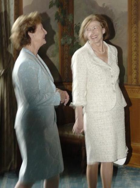 Eva Luise Köhler (r.) und Königin Sonja von Norwegen bei der Begrüßung im Königlichen Schloss. Frau Köhler begleitet den Bundespräsidenten bei seinem Besuch im Königreich Norwegen.