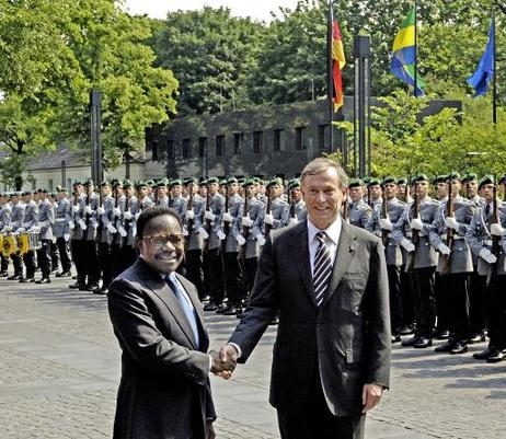 Bundespräsident Horst Köhler begrüßt den Präsidenten von Gabun, El Hadj Omar Bongo Ondimba, mit militärischen Ehren vor dem Bundespräsidialamt. Im Mittelpunkt des Treffens steht die Lage in der Region sowie die Möglichkeit der Ausgestaltung der wirtschaft