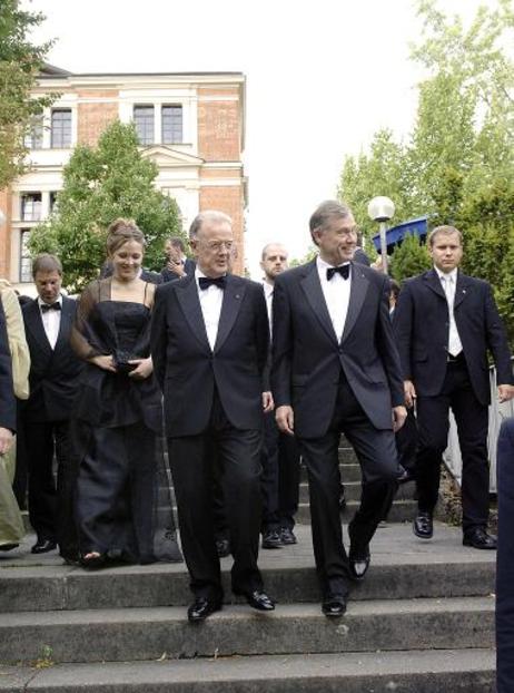 Bundespräsident Horst Köhler (r.) im Gespräch mit Jorge Sampaio, Präsident Portugals, vor der Opernaufführung.