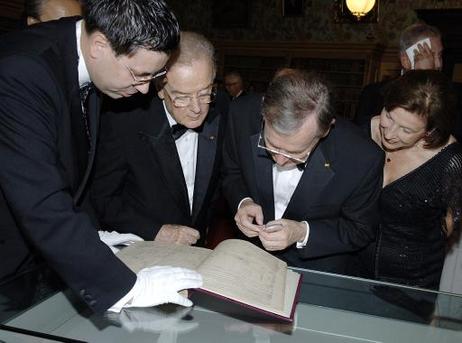 Bundespräsident Horst Köhler und seine Frau Eva Luise betrachten im Richard-Wagner-Museum die Originalpartitur zu 'Tristan und Isolde' (2.v.l.: Jorge Sampaio, Präsident Portugals; l.: Sven Friedrich, Direktor des Museums).