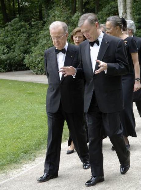 Bundespräsident Horst Köhler (r.) im Gespräch mit Jorge Sampaio, Präsident Portugals, vor der Opernaufführung (dahinter l.: Eva Luise Köhler; r.: Maria José Sampaio).