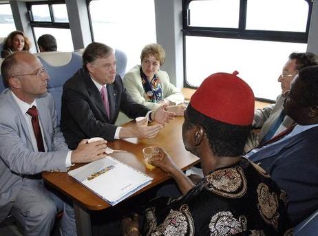 Bundespräsident Horst Köhler (M.) im Gespräch mit Missionschefs des Diplomatischen Korps auf einem Katamaran auf dem Bodensee.