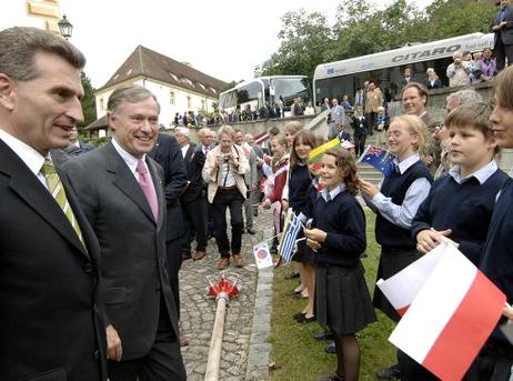 Bundespräsident Horst Köhler (l.) und Günther H. Oettinger, Ministerpräsident Baden-Württemberg, werden auf Schloss Salem von Kindern mit Fähnchen begrüßt.