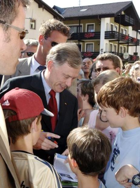 Bundespräsident Horst Köhler gibt Kindern Autogramme.