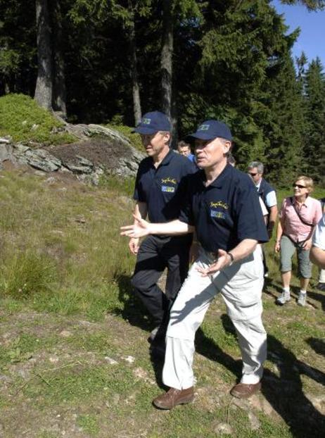 Bundespräsident Horst Köhler (r.) und Werner Schnappauf, Minister für für Umwelt, Gesundheit und Verbraucherschutz in Bayern, während der Wanderung zum Großen Arber.