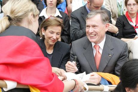 Bundespräsident Horst Köhler gibt einer Teilnehmerin ein Autogramm im RheinEnergieStadion in Köln (l.: Eva Luise Köhler).