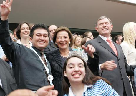 Bundespräsident Horst Köhler und seine Frau Eva Luise mit Jugendlichen aus aller Welt im RheinEnergieStadion in Köln.