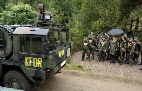 Bundespräsident Horst Köhler (M. unter dem Regenschirm) wird militärisches Großgerät für den KFOR-Einsatz vorgeführt, insbesondere geschützte Transportfahrzeuge.
