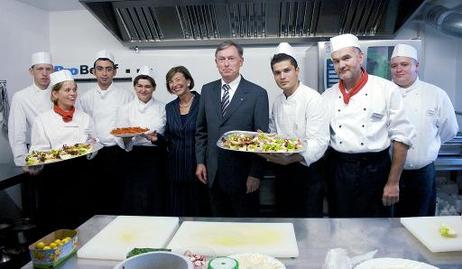 Bundespräsident Horst Köhler und seine Frau Eva Luise mit Jugendlichen der diakonischen Einrichtung 'Pro Beruf'. Hier werden junge Erwachsene in einer eigenen Fahrrad-Werkstatt, einer Tischlerei und einem Malerei- und Gastronomie-Betrieb auf den Arbeitsal