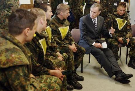 Bundespräsident Horst Köhler im Gespräch mit Offizieranwärtern.