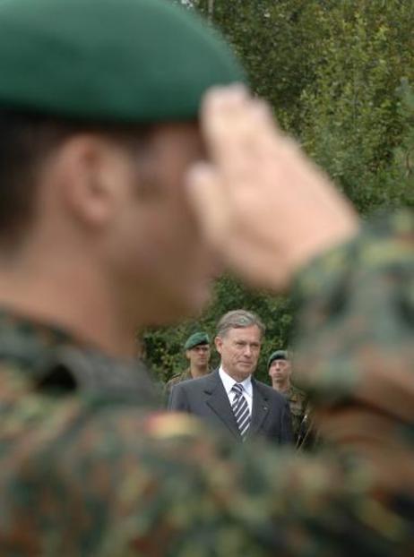 Bundespräsident Horst Köhler wird in Munster mit militärischen Ehren begrüßt.