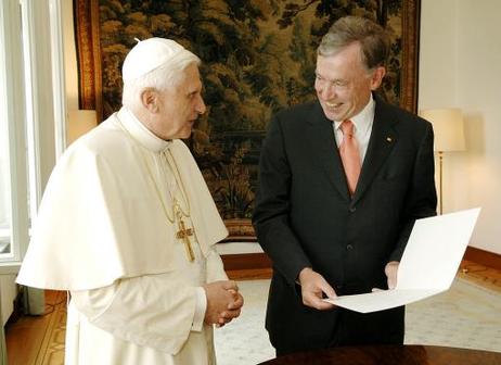 Bundespräsident Horst Köhler und Papst Benedikt XVI. beim Austausch der Geschenke in der Villa Hammerschmidt. Der Bundespräsident übereicht CDs mit dem Konzert des Philharmonischen Quartetts Berlin und erhält ein gerahmtes Mosaikbild mit der Abbildung des