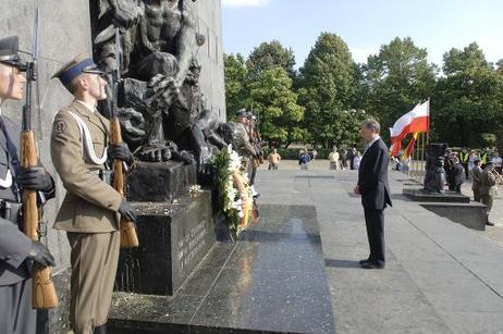 Bundespräsident Horst Köhler legt am Denkmal der Helden des Warschauer Ghettos einen Kranz nieder.