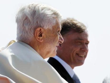 Bundespräsident Horst Köhler und Papst Benedikt XVI. am Flughafen Köln/Bonn.