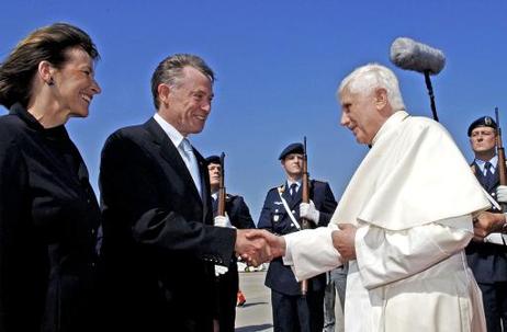 Bundespräsident Horst Köhler und seine Frau Eva Luise Köhler begrüßen Papst Benedikt XVI. auf dem Flughafen Köln/Bonn, anläßlich seines Besuches zum XX. Weltjugendtag.