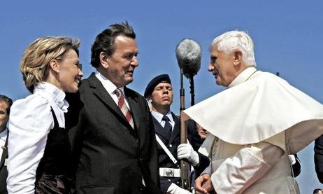 Bundeskanzler Gerhard Schröder und seine Frau Doris Schröder-Köpf begrüßen Papst Benedikt XVI. auf dem Flughafen Köln/Bonn, anläßlich seines Besuches zum XX. Weltjugendtag.