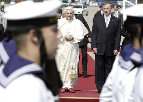 Bundespräsident Horst Köhler begrüßt Papst Benedikt XVI. auf dem Flughafen Köln/Bonn mit militärischen Ehren zum Weltjugendtag.