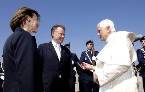 Bundespräsident Horst Köhler und seine Frau Eva Luise Köhler begrüßen Papst Benedikt XVI. auf dem Flughafen Köln/Bonn, anläßlich seines Besuches zum XX. Weltjugendtag.