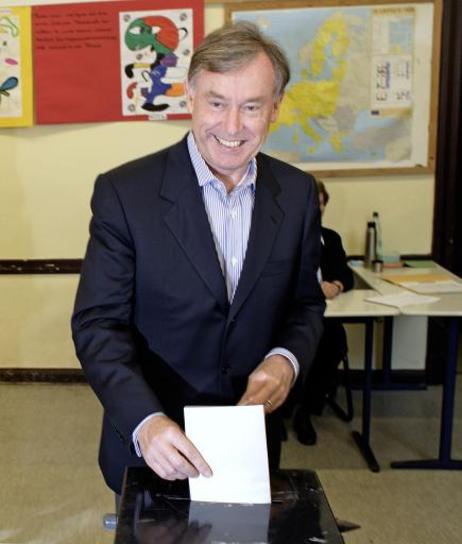 Bundespräsident Horst Köhler während der Stimmabgabe in einem Wahllokal.