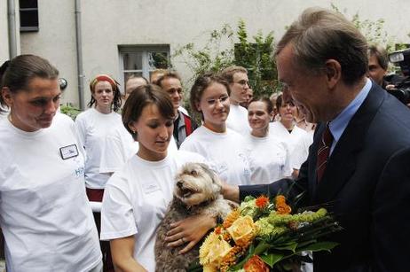 Bundespräsident Horst Köhler (streichelt einen Hund) während seines Besuchs der Sozialen Integrativen Einrichtung für Obdachlose (SIEFOS) in Kreuzberg.