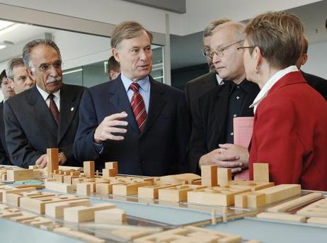 Bundespräsident Horst Köhler (M.) an einem Modell Schwerpunkte und Chancen der Entwicklung des unmittelbaren Spreeraumes erläutern. Er besucht den Lichtturm in der Oberbaum City (ehemaliges Lampenwerkes NARVA).