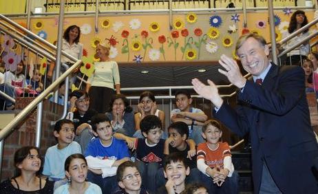 Bundespräsident Horst Köhler mit Schülern der Jens-Nydahl-Grundschule.