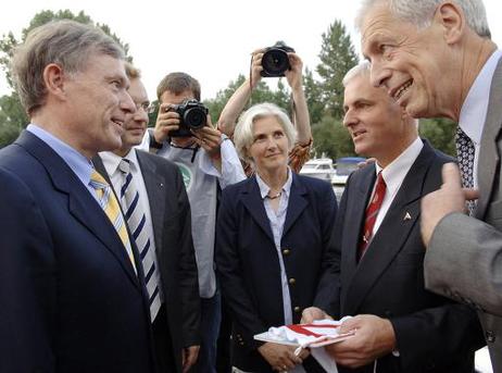 Bundespräsident Horst Köhler (l.) wird von Henning Scherf, Bürgermeister der Freien Hansestadt Bremen (r.), bei seiner Ankunft an der Anlegerstelle des Segelvereins Weser e.V. begrüßt.