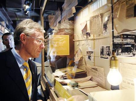 Bundespräsident Horst Köhler in einer Ausstellung des neueröffneten Deutschen Auswandererhauses in Bremerhaven.