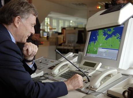 Bundespräsident Horst Köhler in der Leitzentrale des Maritime Rescue Coordination Center. Hier gehen alle Notrufe von Schiffen in Seenot ein.