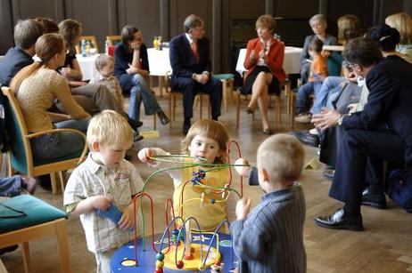 Bundespräsident Horst Köhler (im Hintergund Mitte) während einer Gesprächsrunde mit dem Jenaer Bündnis 'Familienservice für flexible Kinderbetreuung' im Ricarda-Huch-Haus, einem sozialen Zentrum der Stadt Jena. Mit seinem Besuch in Jena wirbt der Bundespr