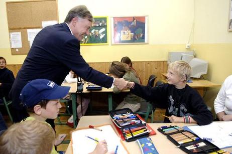 Bundespräsident Horst Köhler begrüßt Schüler der Jenaplan-Schule in ihrem Klassenzimmer. Mit seinem Besuch in Jena wirbt der Bundespräsident für eine familienfreundliche Politik.
