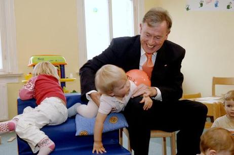 Bundespräsident Horst Köhler mit Kindern im Zentrum für Familie und Alleinerziehende. Mit seinem Besuch in Jena wirbt der Bundespräsident für eine familienfreundliche Politik werben.
