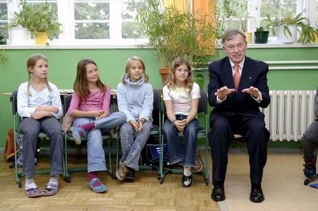 Bundespräsident Horst Köhler diskutiert mit Schülerinnen der Jenaplan-Schule. Mit seinem Besuch in Jena wirbt der Bundespräsident für eine familienfreundliche Politik.
