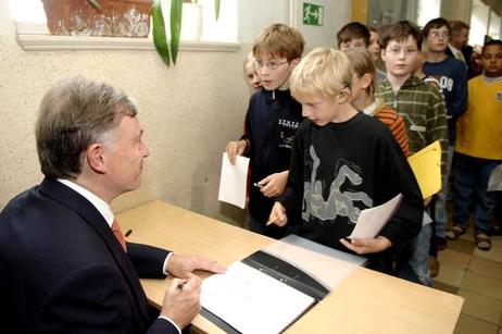 Bundespräsident Horst Köhler gibt Schülern der Jenaplan-Schule Autogramme. Mit seinem Besuch in Jena wirbt der Bundespräsident für eine familienfreundliche Politik.