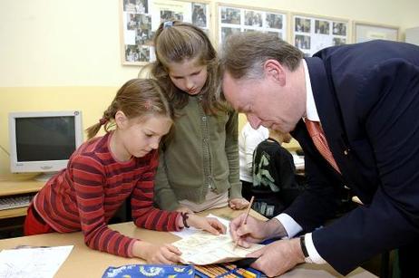 Bundespräsident Horst Köhler hilft Schülerinnen der Jenaplan-Schule bei ihren Aufgaben. Mit seinem Besuch in Jena wirbt der Bundespräsident für eine familienfreundliche Politik.